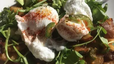 ثلاث طرق مبتكرة لطهي البيض: من العجة الذهبية إلى البيض المسلوق اللطيف