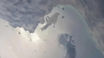 طهران تفرض رسمياً رسوم عبور إجبارية على السفن في مضيق هرمز تحت إدارة الحرس الثوري