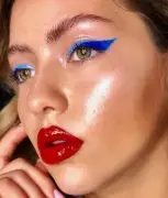 دمج الأزرق والأحمر في المكياج: جرأة لونية تعكس روح 2026