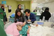 جراحون سعوديون يبدأون عملية فصل توأم فلبيني ملتصق في 24 ساعة