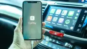 وداعاً للكابلات.. حيلة ذكية تحوّل سيارتك إلى Apple CarPlay لاسلكي في ثوانٍ