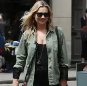 كايت موس تعيد إحياء الجاكيت الكاكي بأسلوب التسعينات الأيقوني في إطلالة عملية وأنيقة