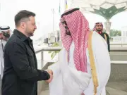 الرئيس الأوكراني زيلينسكي يصل إلى جدة في زيارة رسمية