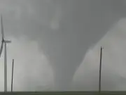 إعصار قوي يضرب أوكلاهوما وتحذيرات من تفاقم الأحوال الجوية