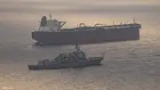 الجيش الأميركي ينشر صورة مدمرة تعترض سفينة إيرانية في حصار بحري متصاعد