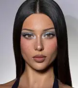 عودة الحواجب الرفيعة بأسلوب أكثر حدة وجرأة في عالم الموضة