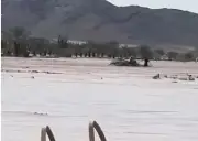 مواطن ينقذ وافدًا من السيول بحائل باستخدام أنبوب بلاستيكي