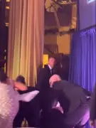 فيديو يوثق سقوط ترامب أثناء إجلائه بعد إطلاق نار في حفل عشاء