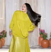 ريهانا تتألق باللون الخردلي في مومباي بإطلالة تجمع بين الجرأة والأناقة