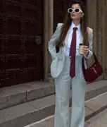 البدلة وربطة العنق بلمسة كاجوال عصرية وجريئة