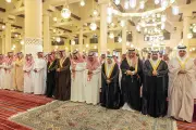 أمير الرياض يؤدي صلاة الميت على الأمير محمد بن فيصل آل سعود