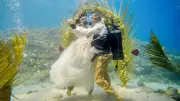 عروسان يحتفلان بزفافهما تحت أعماق البحر في موريشيوس