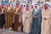 أمير الرياض يؤدي صلاة الميت على الأميرة الجوهرة بنت فيصل بن عبدالله في جامع الإمام تركي