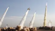 الحرس الثوري الإيراني يعلن استهداف منشآت أميركية في الكويت ضمن موجة هجمات صاروخية موسعة