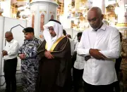 رئيس المالديف يزور المسجد النبوي ويؤدي الصلاة ويسلم على الرسول وصاحبيه