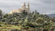 البابا لاوون الرابع عشر يفتتح زيارة تاريخية للجزائر لتعزيز الحوار الإسلامي المسيحي