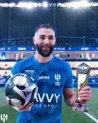 كريم بنزيما يحقق الهاتريك العشرين في مسيرته مع الهلال ويقود فوزاً ساحقاً