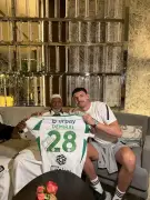 مشجع أهلاوي مسن يدعو ديميرال لزيارة فرسان.. والمدافع يعد بتحقيق الرحلة