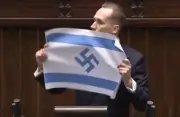 نائب بولندي متطرف يرفع علم إسرائيل معدلاً بصليب معقوف في البرلمان ويوجه اتهامات
