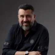 المشير خليفة بن أحمد: هندسة الردع الاستباقي وإعادة تعريف القيادة العسكرية في البحرين