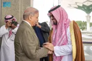 وصول رئيس وزراء باكستان إلى جدة في زيارة رسمية تستقبله قيادات سعودية بارزة