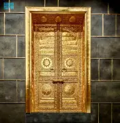 متحف القرآن الكريم يعرض نموذجًا مطابقًا لباب الكعبة المشرفة في حي حراء الثقافي