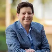 هاني شاكر يعيش تفاصيل أزمته الصحية: من توقف القلب إلى التأهيل في باريس