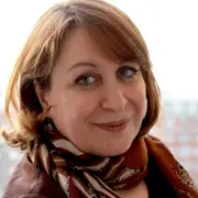 أنفاس امرأة في القمر: رائدة الفضاء كريستينا كوش تترك بصمة نسائية في الفضاء