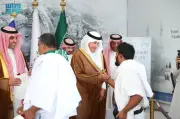 وزير النقل السعودي يزور منفذ مبادرة طريق مكة في مطار جدة ويستقبل حجاج بنغلاديش