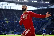 محمد صلاح يعادل رقم جيرارد التاريخي في ديربي الميرسيسايد قبل رحيله عن ليفربول