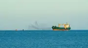 الحرس الثوري الإيراني يعلن استهداف سفينة أمريكية ويحذر من رد عسكري واسع