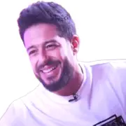 محمد حماقي يحذف منشوراته ويُشوّق الجمهور برقم 10 الغامض