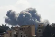 إسرائيل تشن 120 غارة على لبنان وتتقدم برياً خلف الخط الأصفر