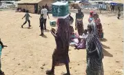 مركز الملك سلمان يوزع 1594 سلة غذائية للنازحين في سنار بالسودان