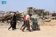 مساعدات غذائية سعودية لـ2100 فلسطيني في خان يونس