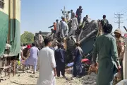 هجوم دامٍ على قطار عسكري في باكستان يودي بحياة 24 شخصاً