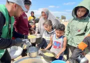 المطبخ المركزي لمركز الملك سلمان يوزع 25 ألف وجبة ساخنة في غزة