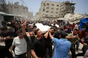 إسرائيل تقتل 3 فلسطينيين أثناء انتظارهم الطعام في غزة