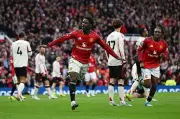 مانشستر يونايتد يفوز على ليفربول 3-2 في قمة الدوري الإنجليزي