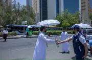 الصحة القابضة توزع 300 ألف مظلة لحماية الحجاج من حرارة الشمس في حج 1447