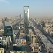 غولدمان ساكس يرفع السعر المستهدف لسهم أرامكو إلى 32 ريالاً