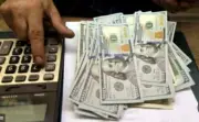 تراجع جديد للدولار في مصر لأقل من 53 جنيهاً في جميع البنوك