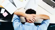 القاتل الصامت في مكتبك.. كيف تتسبب الوظيفة بوفاة 840 ألف شخص سنوياً؟