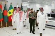 سعود بن مشعل يتفقد صالة مبادرة طريق مكة في مطار جدة