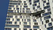 طائرة أوكرانية تستهدف ناطحة سحاب في موسكو قبل موكب النصر