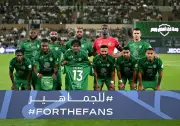 لاعبو الأهلي يرفعون قميص جالينو دعماً له بعد إصابته أمام النصر