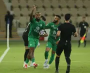 الأهلي يهزم الفتح بثلاثية في دوري روشن السعودي