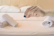 كيف تكتشف الكاميرات المخفية في غرف الفنادق باستخدام هاتفك الذكي؟
