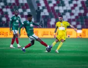 قمة مشتعلة بين الخليج والاتفاق في دوري روشن السعودي
