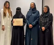 تكريم رغد المويلحي لتفوقها في برنامج اللغة الإنجليزية السياحي بتبوك